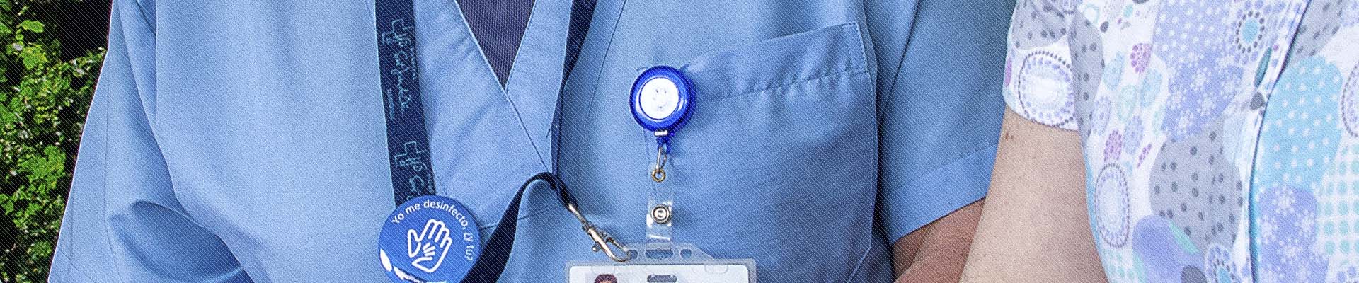 Primer pla d'una bata d'un professional de l'Hospital de la FHSJDM