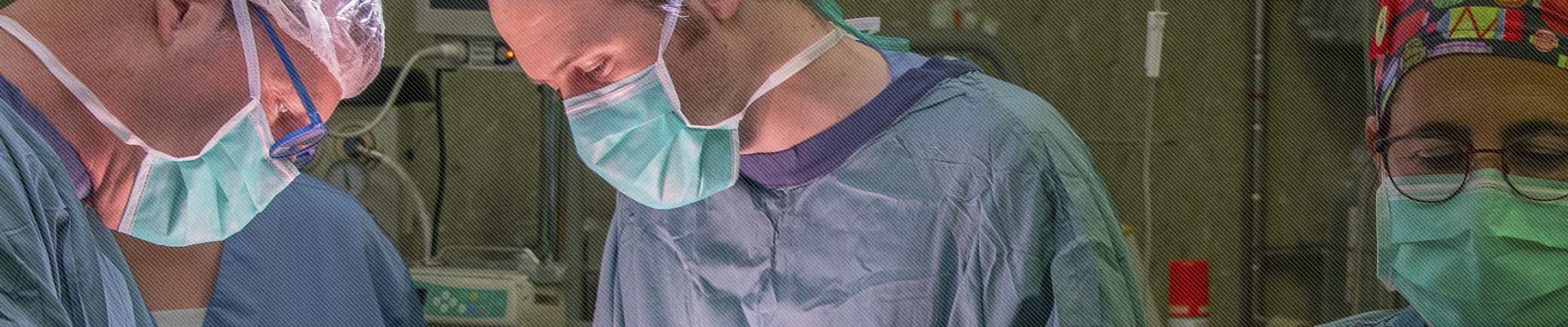 Professionals de l'Hospital de Martorell durant una intervenció quirúrgica