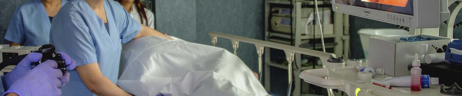 Personal de l'Hospital de Martorell realitzant una prova a un usuari